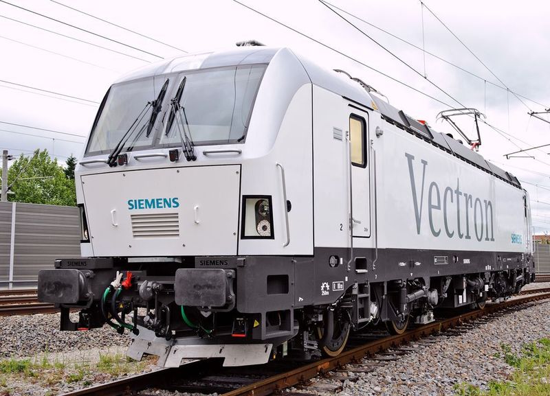 2.2 Für den flexiblen Einsatz im europäischen Personen- und Güterverkehr bietet das Unternehmen die neue hochmodulare Lok Vectron als AC-, DC- oder Mehrsystem-Variante für den Betrieb in vier verschiedenen Spannungssystemen und in unterschiedlichen Leistungsklassen an.  (Bild: Siemens Mobility)