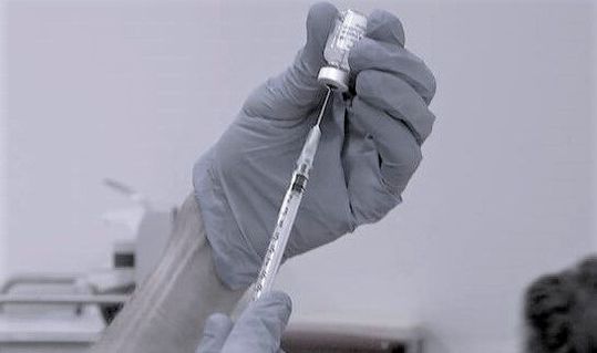 Ja oder nein? Für eine Impfauskunft hat sich nun der Verband Deutscher Maschinen- und Anlagenbauer VDMA ausgesprochen, meldet dpa. Hier mehr zu den Hintergründen.(Bild:  dpa)