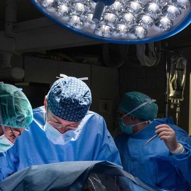 Chirurgen führen eine präklinische Studie mit der neuen Roboterplattform für die fetale Chirurgie durch. (Bild: Barbora Prekopova / Kinderspital Zürich)