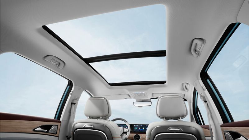 Ein großes Panoramadach sorgt für Licht und auf Wunsch auch für Frischluft. (Bild: Indimo)