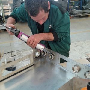 Bild 1: Durch Kleben statt Schweißen sollten die Kosten in der Fertigung verringert, aber auch die Qualität der Bauteile durch weniger Verzug verbessert werden.