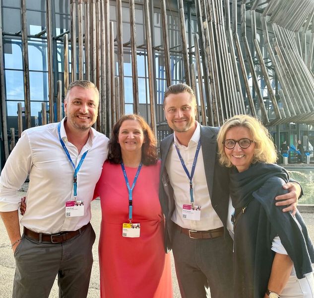 Julius Berger und David Iwaniuk (beide Fsas) freuen sich mit Lilli Kos und Stephanie Steen (IT-BUSINESS) auf einen tollen Abend mit viel Networking. (Bild: Vogel IT-Medien GmbH)