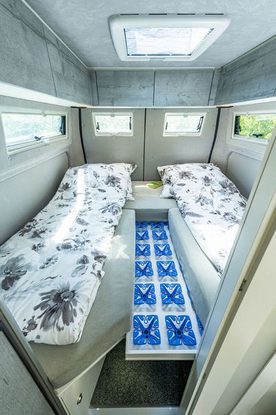 Die beiden Einzelbetten im Heck lassen sich zu einem großen Bett wandeln, sofern zusätzlich ein schmales Matratzenelement mittig aufgelegt wird. (Bild: La Strada)