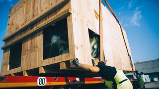 Wenn der Lkw-Fahrer bei der Verladung hilft, heißt das noch lange nicht, dass er damit die Pflicht zur beförderungssicheren Verladung übernimmt. (Bild: © kay fochtmann - stock.adobe.com)