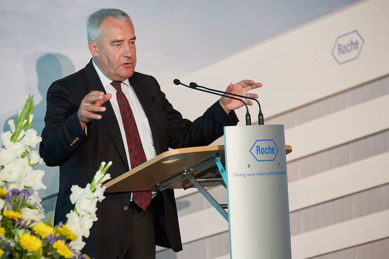 Für den Bayerischen Kultusminister Dr. Ludwig Spaenle wird das neue biotechnologische Ausbildungszentrum den Bildungs- und Wissenschaftsstandort Bayern deutlich stärken. (Roche/www.maikkern.de)