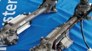 Die Servolectric Version 3 (oben) hat einen Verschraubungspunkt weniger als die alte und braucht einen neuen Kabelsatz. (Foto: Rosenow)