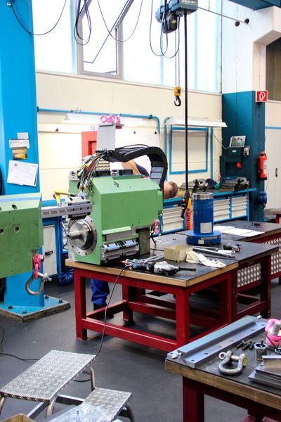 Am Ende der Veranstaltung öffnete Waldrich Coburg seine „heiligen Hallen“ und gab während einer Werksführung Einblicke in das tägliche Handwerk. (Bild: Sonnenberg)