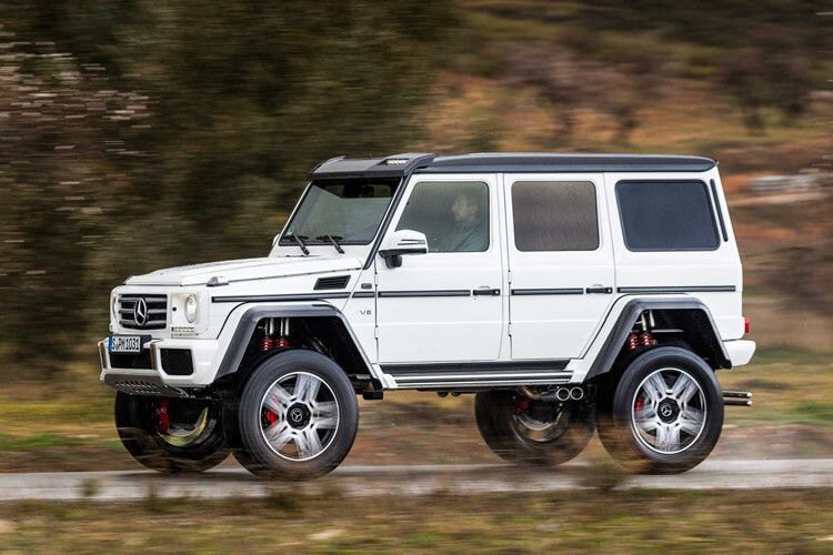 Egal ob mit der 22-Zoll-Bereifung für die Straße oder den grobstolligen 18-Zöllern für den Offroad-Einsatz sieht die G-Klasse damit im Rückspiegel ziemlich furchterregend aus. (Foto: Daimler)