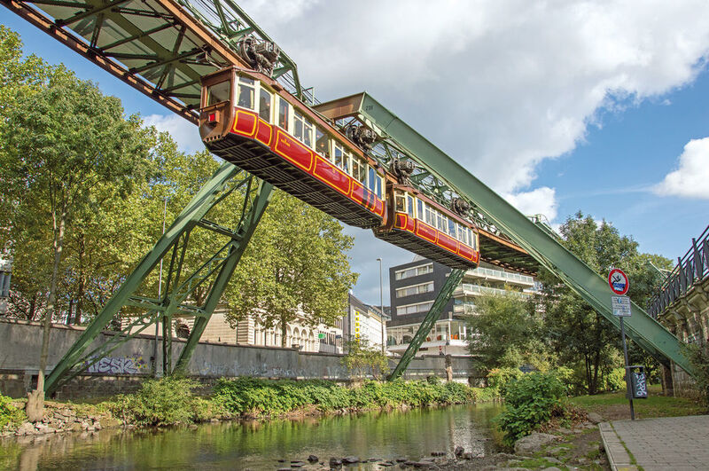 Die Wuppertaler Schwebebahn ist ein am 1. März 1901 eröffnetes öffentliches Personennahverkehrssystem in Wuppertal. Die Hochbahn gilt als Wahrzeichen der Stadt und steht seit dem 26. Mai 1997 unter Denkmalschutz. (Rob Dammers)