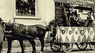 Festwagen aus den Anfangstagen des Unternehmens: Kullen gilt nach dem Zusammenschluss mit der Koti-Gruppe als einer der weltweit größten Produzenten von Industriebürsten. (Bild: Kullen)