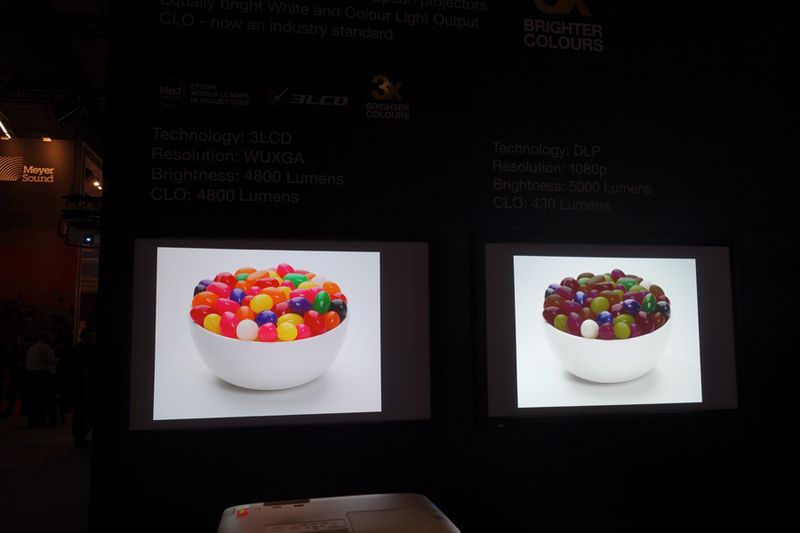 Epson zeigt die Projektoren Unterschiede zwischen der (l.) 3 LCD und DLP Technology                               ()