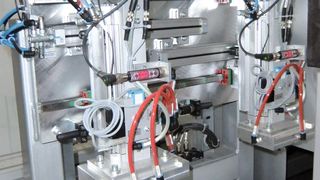 Montageanlage mit Sensorhub: Allein über 1.000 in der Anlage verbaute Sensoren sowie der weit verzweigte, modulare Aufbau sprechen für den Einsatz von IO-Link. (Bild: Balluff)