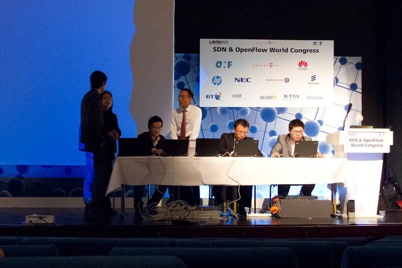Für die POF-Demo brachte Huawei rauschendes Rechenzentrumsequipment auf die Theaterbühne. Unter dem Tisch zu sehen: Der NetEngine40E series universal service router (NE40E). (Bild: Srocke)