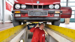 Ein 3er-BMW der Serie E30 ist ein typischer Euro-2-Vertreter, bei dem sich eine H-Zulassung allein aus steuerlicher Sicht nicht rechnet. (Bild: Dominsky – »kfz-betrieb« )
