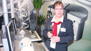 Dipl.-Ing. Gabriele Laugisch, Anwendungstechnikerin für Spindellager bei Schaeffler, zeigt Lagerpaare in thermisch robusten FAG-Spindellager-Tandemsätzen. Bild: Strutzke (Archiv: Vogel Business Media)