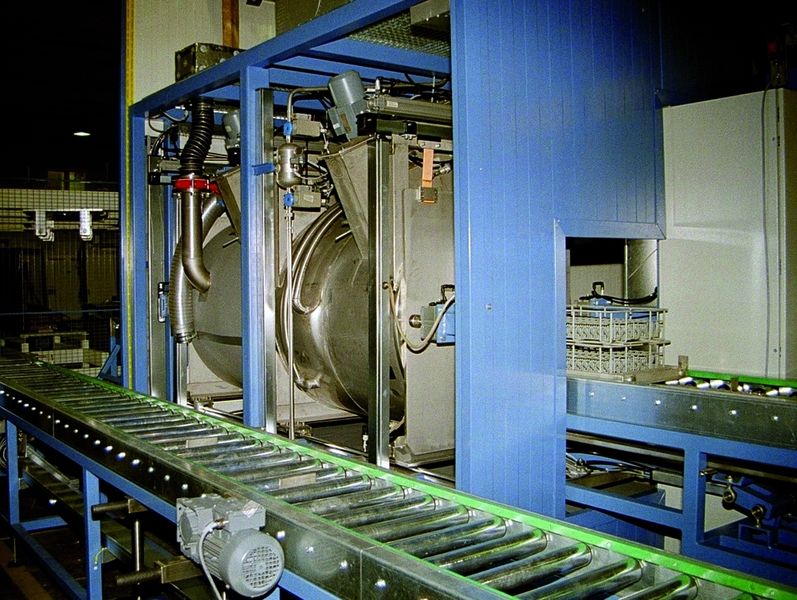 Bild 2: Reinigungsanlage MFR II mit geradlinig in Reihe angeordneten Arbeitskammern. Der Transportweg des Reinigungsguts zwischen den Kammern ist reduziert. Bild:  MTM (Archiv: Vogel Business Media)