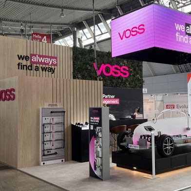 Voss Automotive showcased, among other things, a liquid-cooled charging cable system and a thermal management system in a simulated passenger car application at the dual trade fair EVTech/The Battery Show. (Source: )
