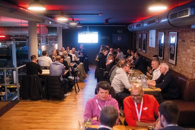 Gemütlicher Ausklang am Samstagabend in der Three Sixty Sportsbar (Bild: CPN)