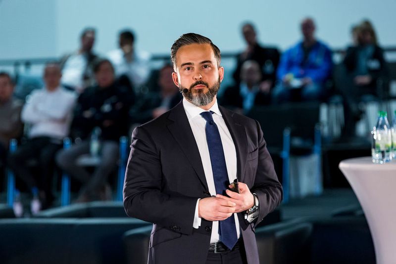 Robert Lasek, Geschäftsführer von Auto1.com, sprach über die Chancen des digitalen Zu- und Verkaufs über seine B2B-Plattform. (Stefan Bausewein)