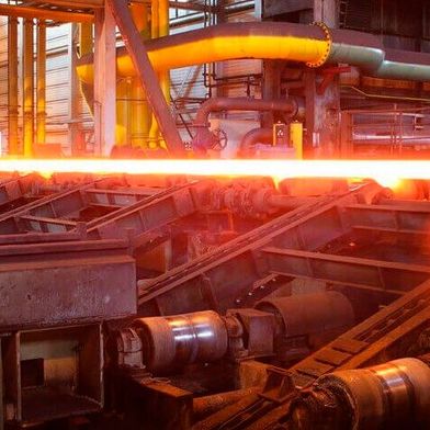 Stahlsorgen im Saarland! Es war zwar damit zu rechnen, doch die Nachricht geht wohl dennoch vielen Betroffenen glühend heiß durch die Gliedmaßen: Saarstahl und Dillinger Hütte sparen und entlassen zusammen einige Hundert Mitarbeiter. (Bild: Stahlexporter)