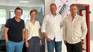 Die Vertriebspartnerschaft zwischen SOS Software Service und Novastor wurde offiziell besiegelt mit (v. l.) Stefan Utzinger (Novastor), Nikola von der Marwitz und Alexander Wacker (beide SOS Software Service) sowie Mirko Bruns (Novastor). (Bild: SOS Software Service )