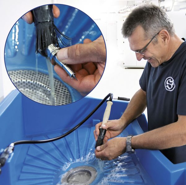 Sauberkeit ist für Peter Gläsel das A und O. An einer speziellen Reinigungsstation werden die Schunk-Tribos-Polygonspannfutter nach jeder Bearbeitung innerhalb kürzester Zeit durchgespült. (Bild: Schunk)