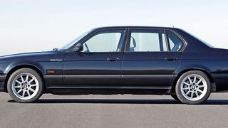 Spitze in der Nobelklasse und in der Zulassungsstatistik vor der S-Klasse: Der erste V12 brachte BMW ganz nach vorn. (BMW)