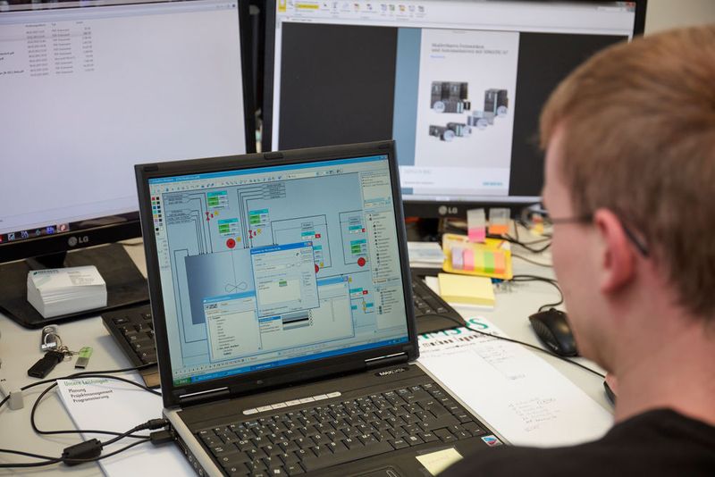 Koramis simuliert reale Industrieanlagen mit allen Maschinen- und Sensorparametern in der Open Telekom Cloud und stellt so die IT-Sicherheit der Produktionsbetriebe auf die Probe. (Deutsche Telekom)