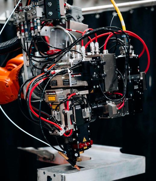 Die Optik ALO4-O von Scansonic wurde speziell für das Schweißen von Batteriegehäusen für die Elektromobilität entwickelt, wie es heißt. Das Besondere ist, dass der Laserbearbeitungskopf die taktile Nahtführung mit einer Oszillation des Laserstrahls kombiniert, wie man sie auch vom Remoteschweißen mit dem Laser her kennt. (Bild: WMG/University of Warwick)