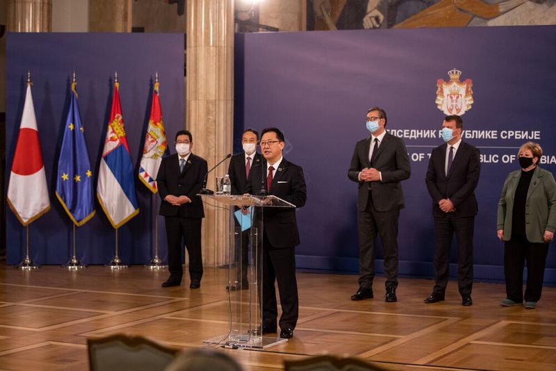 Jun Seki, COO der Nidec Corporation (am Rednerpult), und Serbiens Staatspräsident Aleksandar Vučić (dritter von rechts) sprachen bei der offiziellen Bekanntgabe der Partnerschaft. (Nidec)