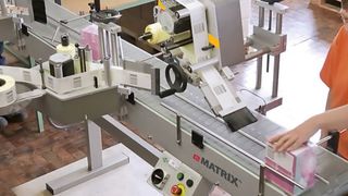 Die modularen und intuitiv zu bedienenden E-Matrix-Etikettierer von Profi Label wurden speziell für den vielseitigen Einsatz in den Werkstätten St. Primin und St. Michel des Caritasverbandes Singen-Hegau abgestimmt. (Caritas; ICS Group)