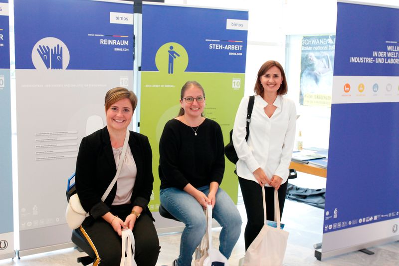 Eine Pause auf den Stühlen von Bimos kommt immer gelegen. Diese drei Besucherinnen hatten zwischenzeitlich ihren ersten Schwung an Infomaterialien und Give-Aways schon im Auto zwischengelagert und sich dann für eine zweite Runde gestärkt.   Mehr Infos zu den kommenden LAB-SUPPLY-Messen finden Sie auf www.lab-supply.info.  (LABORPRAXIS, C. Lüttmann)