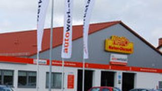 „Die Autowerkstatt“-Filiale in Büttelborn steht in Nachbarschaft eines Discounters und damit typisch für das Konzept des Münchner Systemgebers. (Archiv: Vogel Business Media)
