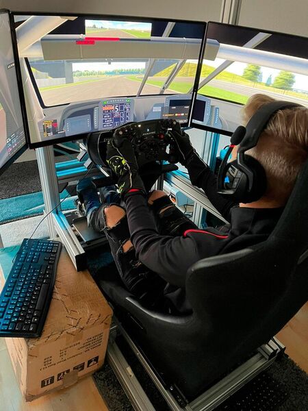 Professionelle eSports-Technologie: André Melchers in seinem Cockpit. (URANO)