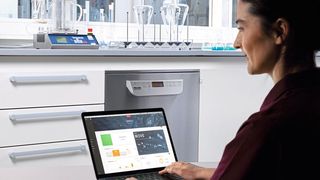 Vernetzt mit dem Online-Portal Miele move: So lässt sich auch auf mobilen Endgeräten überprüfen, ob ein Laborspüler entladen werden kann. Prozessdaten können überwacht, schnell exportiert und in der digitalen Plattform vorgehalten werden.  (Bild: Miele)