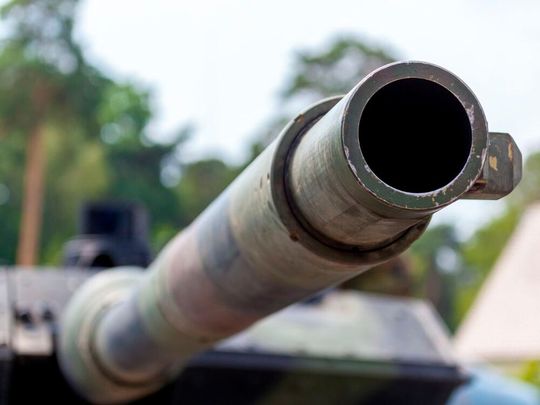 Rheinmetall-, Renk- und Hensoldt-Aktien genießen Rekordwerte. Die Entwicklungen auf der Welt ließen auch nicht vermuten, dass die Rüstungsindustrie alsbald in die eigenen „Röhren“ schauen müsse ...(Bild:  Knallschorsch)