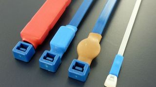 Smart-Tec bietet seine RFID-Tags der Serie Smart-Dome Classic als Kabelbinderlösungen im Ultrahochfrequenz (UHF, (1. und 2. v.l.) und im Hochfrequenzbereich (HF, 3. und 4. v.l.) an. Bild: Smart-Tec (Archiv: Vogel Business Media)