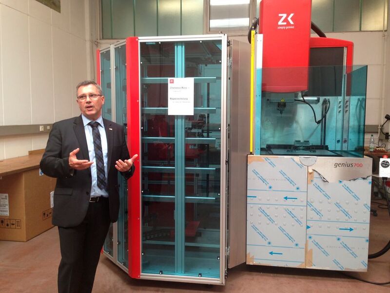 Armand Bayer, MD at Zimmer & Kreim, shows the company's new automatic electrode and workpiece changer Chameleon Mono. (Source: Schulz)