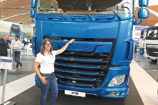 Bei DAF hatten 2018 Importeur, Händler und Kunden (wie hier Jana Häberle von der EBB Truck-Center GmbH) gut lachen. Bei DAF hatten 2018 Importeur, Händler und Kunden (wie hier Jana Häberle von der EBB Truck-Center GmbH) gut lachen.