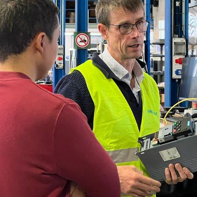 David Bedford Guaus (re.), Country Manager bei Inovance Technology Spain und Technischer Direktor für Inovance in den Regionen Europa und Nordamerika, sagt: „Die gemeinsame Suche nach einer Lösung zur Integration unserer Antriebe in das System hat unsere Zusammenarbeit mit Vascat weiter verbessert und wir hoffen sehr, in Zukunft wieder zusammenzuarbeiten.“ (Bild: Inovance)