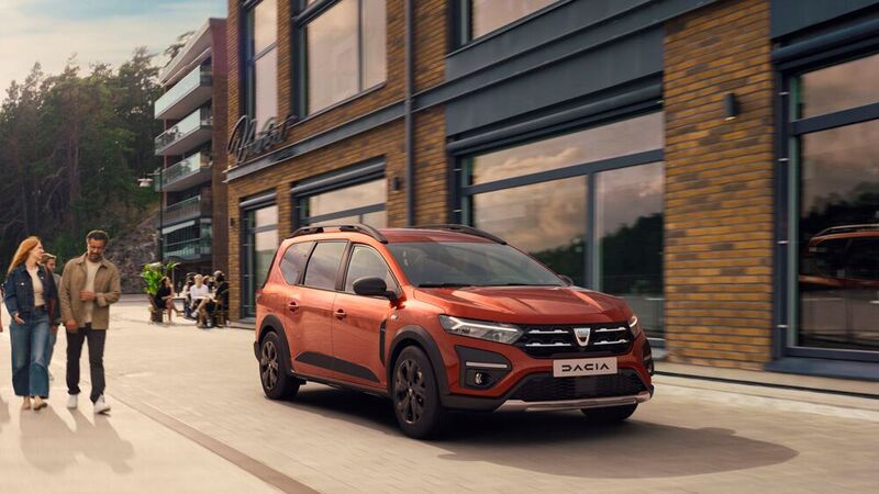 Dacias Jogger gleicht einem Mix aus Kombi und Van und wird das erste Modell der Marke mit einem Hybridantrieb.(Bild:  Dacia)