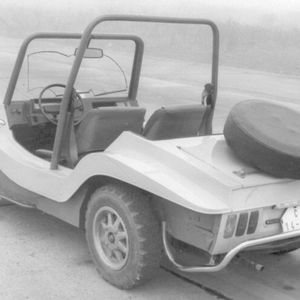 Während sich die beiden Umbaufirmen mit ihren Skoda-Buggys noch am US-amerikanischen Original orientierten – unter anderem mit großen und breiten Hinterrädern und kleineren/schmaleren Vorderrädern – musste Skoda das nehmen, was da war: ringsum die Reifendimensionen 165 bzw. 175SR 13.(Bild:  Skoda)