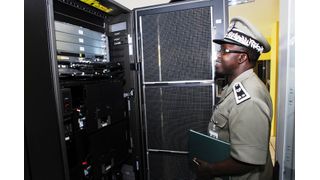 Simon Pierre Thiaw, CIO des Senegal Customs Directorate, inspiziert den IBM Mainframe, der dem Finanzministerium des Senegal gehört. Bild: IBM (Archiv: Vogel Business Media)