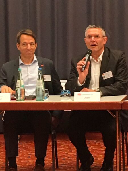 Alter und neuer Vorsitzender der Namur im Dialog mit der Fachpresse. Dr. Wilhelm Otten (Evonik; Bild rechts) und Dr. Felix Hanisch (Bayer). (Kielburger)