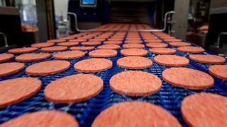 Täglich werden OSI Food Solutions in Günzburg rund neun Tonnen Rinder- und Schweine-Hackfleisch zu Burger-Pattys für die Systemgastronomie verarbeitet. (Bild: OSI)