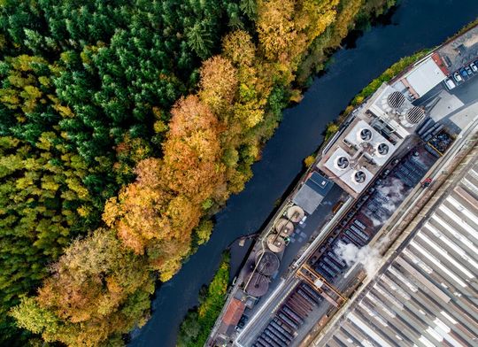 Das „mass-customizing“ des Industrieproduktes Precidur-Warmband wird bei der Thyssenkrupp Hohenlimburg GmbH im Lennetal seit über 150 Jahren erfolgreich betrieben. (Bild:  Thyssenkrupp Hohenlimburg)
