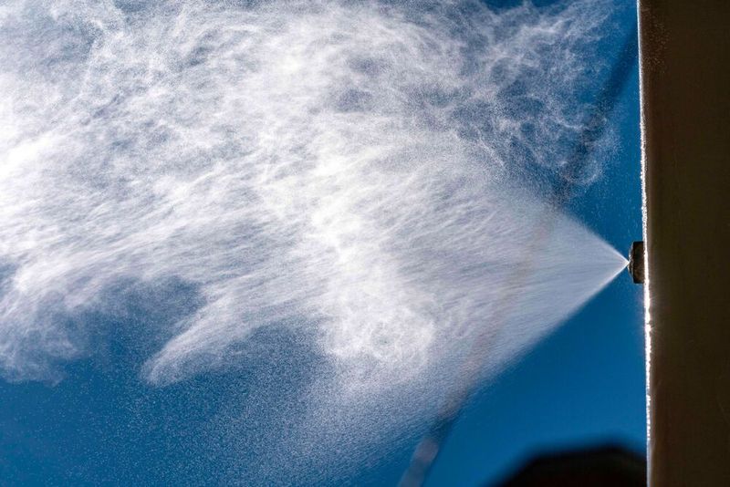 Die Nebelduschen von Raintime erzeugen dank speziell ausgelegter Düsen und durchdachter Steuerungs- und Regelungstechnik höchstfeinste Nebeltropfen. Das sorgt für maximale Kühlung bei minimalem Wasserverbrauch.  (Bild: Raintime)
