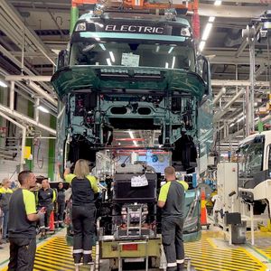 Blick in die Endmontage bei Volvo Trucks, wo gerade ein Elektro-Lkw für seine erste Fahrt klargemacht wird. Rund 44 Tonnen Gesamtzuggewicht bringt dieser auf die Straße. Hat er seine allerletzte Fahrt hinter sich, kann er zu 90 Prozent recycelt werden, betont Volvo Trucks.(Bild:  Volvo Truck)