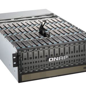 Bis zu 240 Laufwerke per Daisy-Chain lassen die Kapazität nahtlos wachsen. Daneben ist eine kosteneffiziente Erweiterung auf bis zu 4 PB für mehr Rohspeicher möglich.(Bild:  QNAP)