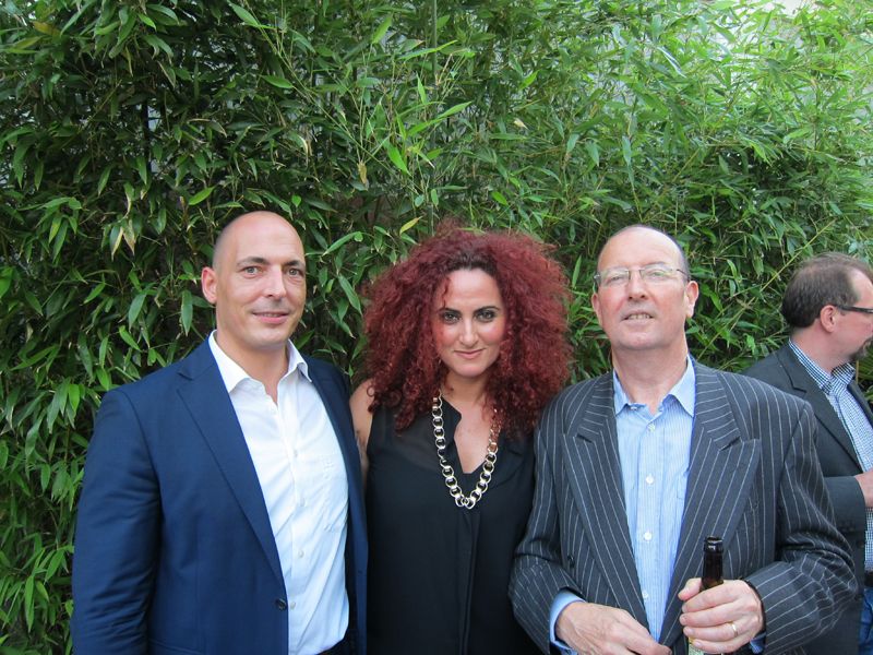 Besa Agaj, IT-BUSINESS, mit dem Wick-Hill-Geschäftsführer Helge Scherff und -CEO Ian Kilpatrick (Bild: IT-BUSINESS)